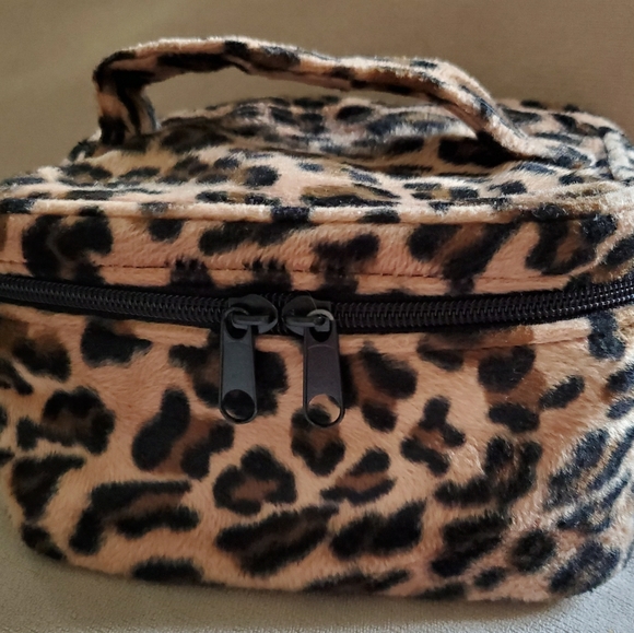 unknown Handbags - Leopard print cosmetic case